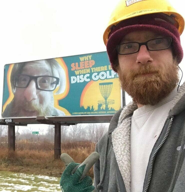 7. Друзья сделали билборд с дурацкой фотографией товарища, который он сам и установил