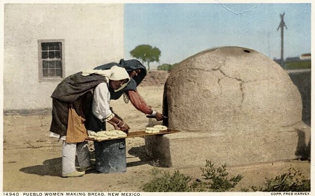 Женщины пуэбло пекут хлеб, Нью-Мексико, 1907