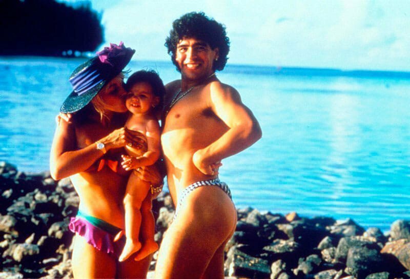 Диего Марадона вместе со своей женой Клаудией и дочерью Далмой на пляже. 1989 год.