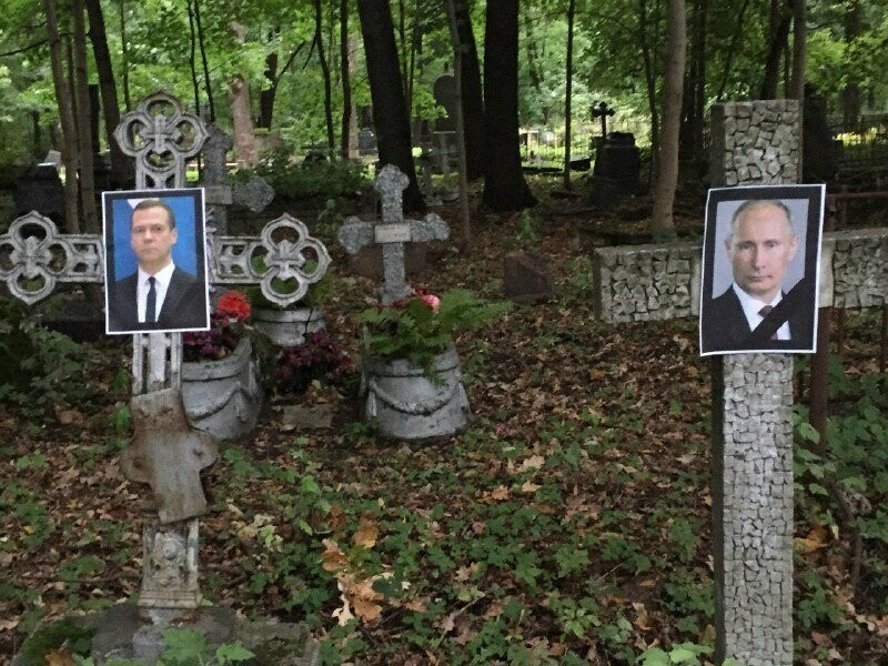 На кладбище в Петербурге появились портреты Путина, Медведева, Пескова