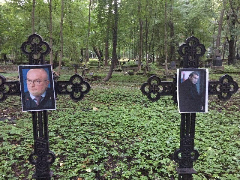 На кладбище в Петербурге появились портреты Путина, Медведева, Пескова