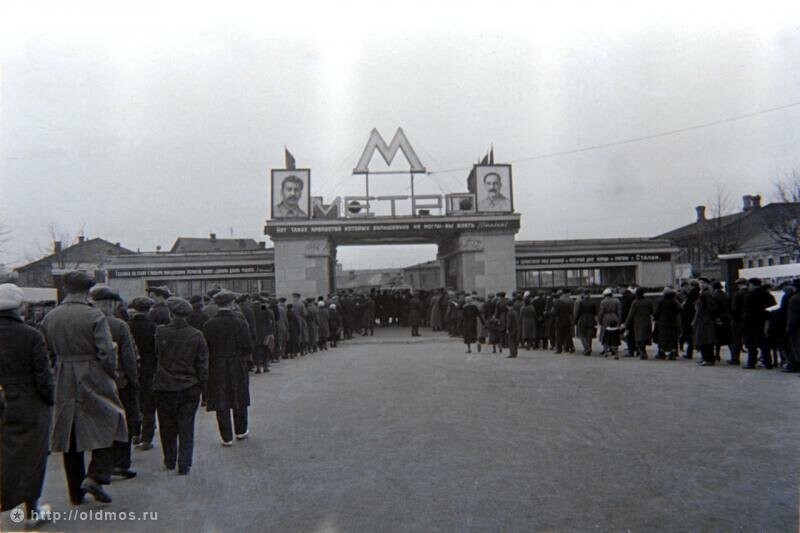 Очередь ко входу на станцию «Сокольники». 1936 год - первое метро, первые впечатления