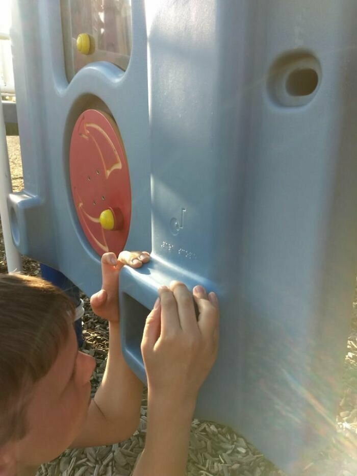 22. Инструкции на Брайле над перископом (прибор для наблюдения из укрытия) на детской площадке