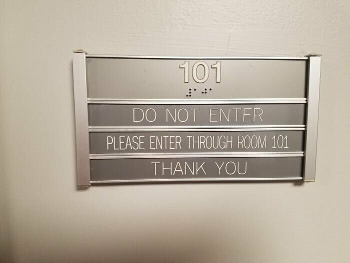 16. "Комната 101. Не входить. Проходить через комнату 101. Спасибо" - кажется, то, что Брайль здесь только на номере комнаты, не единственная проблема этого знака..