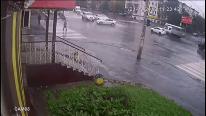Девушку сбил автомобиль после ДТП на пешеходном переходе в Челябинске 