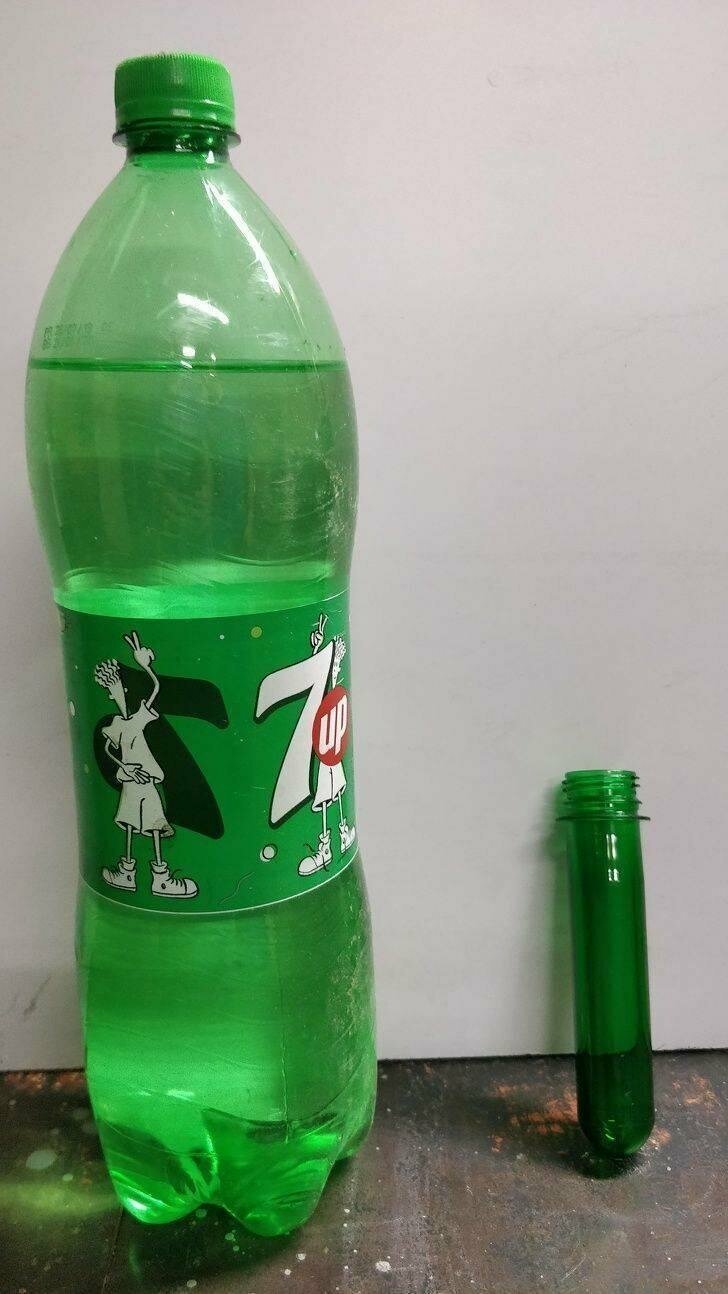 Готовая бутылка объемом 2 литра слева и заготовка, которая скоро станет такой же — справа