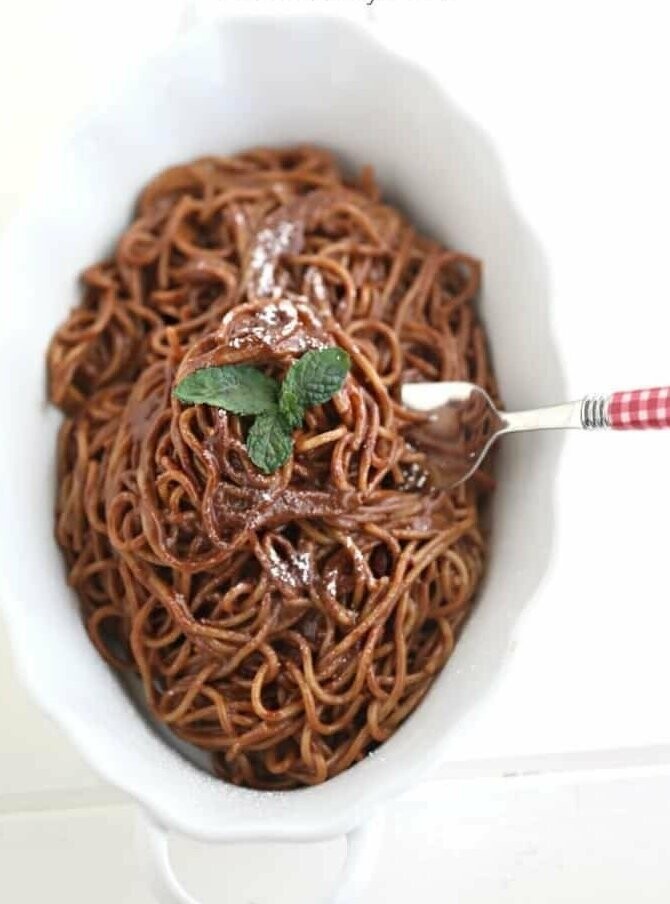 Шоколадные спагетти со сливочным сыром и сахарной пудрой.