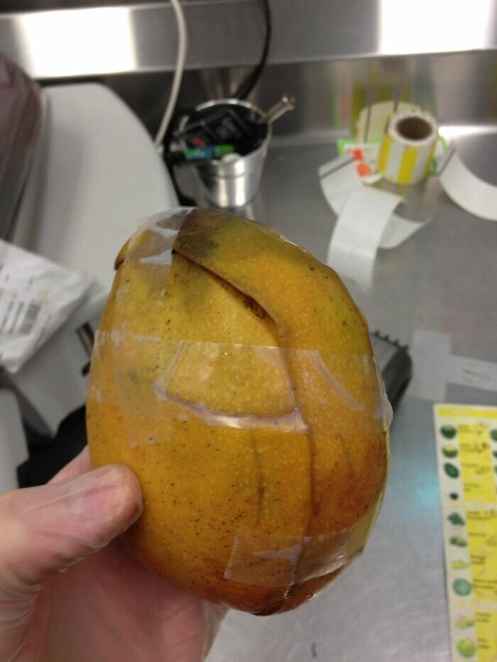 4. Покупатель вернул фрукт в магазин, потому что он оказался "переспелым". На вопрос менеджера, пробовал ли клиент его на вкус, тот утверждал: "По нему вообще видно, что к нему прикасались?"