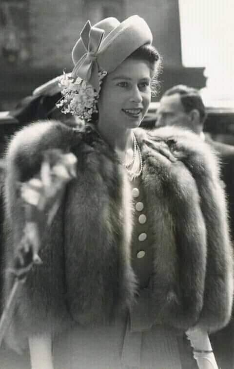 Весь мир считает Елизавету II консервативной, но близкие утверждают, что королева обладает отличным чувством юмора. 