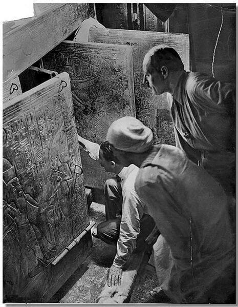 Говард Картер вскрыл гробницу Тутанхамона, где стоял огромный деревянный саркофаг, обитый золотыми пластинами.  16.02.1923