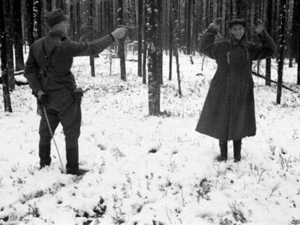 Советский разведчик улыбается в камеру, хотя знает, что через секунду финский офицер застрелит его. Фотографии этой казни были сделаны в заснеженном лесу Восточной Карелии в ноябре 1942