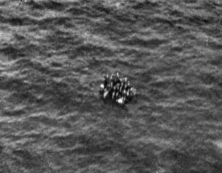 Выжившие с атакованного японцами сторожевого корабля австралийских ВМС «Армидейл». Они соорудили плот, их заметили с воздуха, но забрать их в тот день  не было возможности из-за шторма. Больше их никто не видел