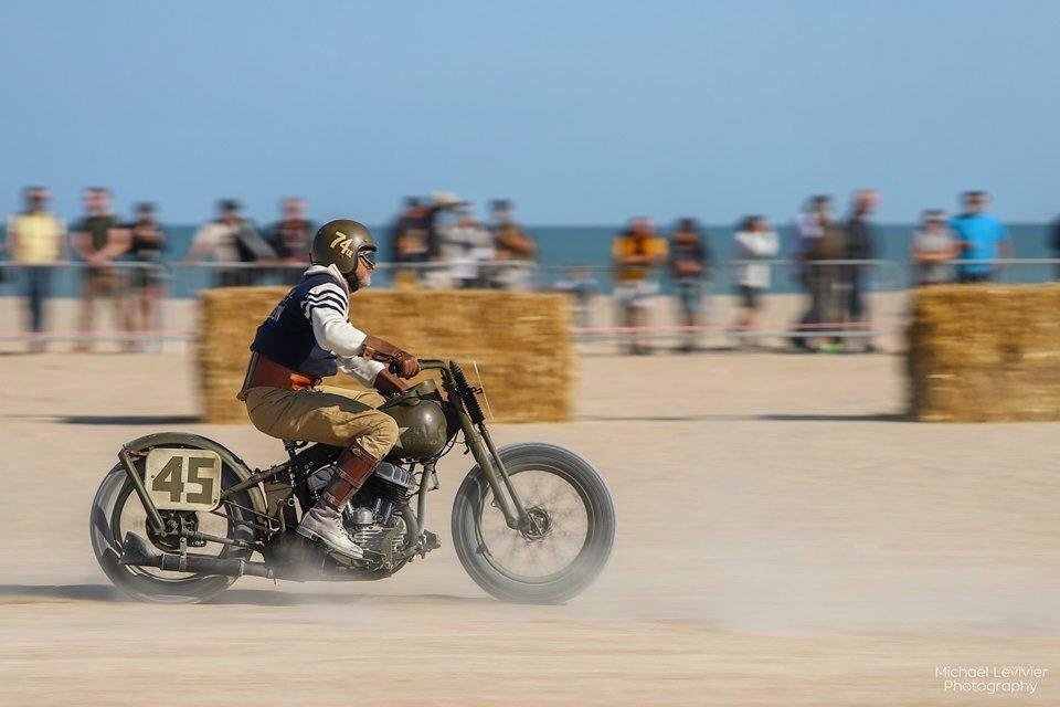 Beach race. Пляжные гонки на мотоциклах. Мотоциклы и машины на пляже гонки.