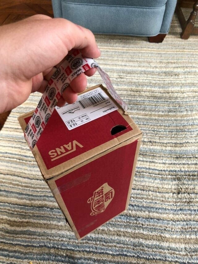2. Чтобы не использовать пакеты, на этой коробке с обувью есть ручка