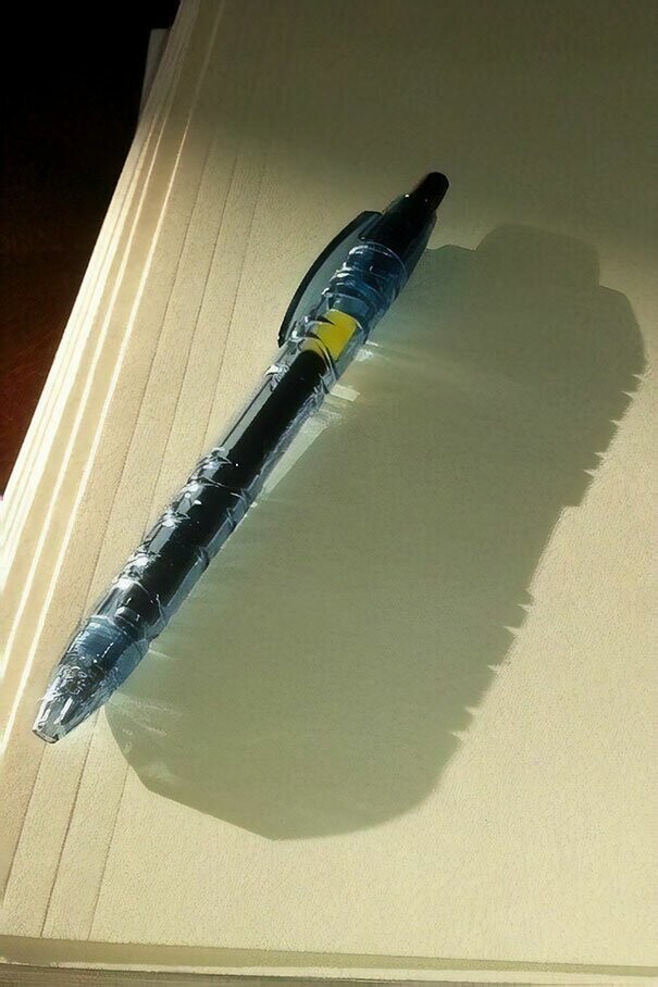 Ручка, сделанная из перераотанных пластиковых бутылок, напоминает о этом, отбрасывая тень в форме бутылки
