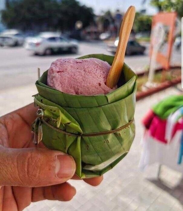 Стаканчик для мороженого, сделанный не из пластика, а из банановых листьев