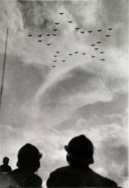 Красиво летят...  На первом воздушном параде в Тушино, 1933 год 