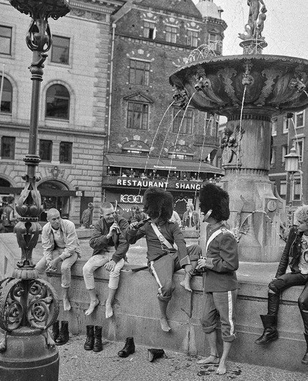 Датская королевская лейб-гвардия пьет пиво с группой скинхедов, 1984 год 