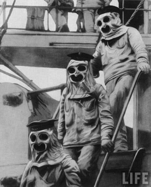 Моряки в костюмах химзащиты на борту австрийского военного корабля, июль 1916 года. 