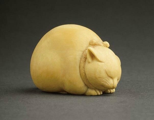 Нэцкэ "спящий кот". Япония, конец XIX века 