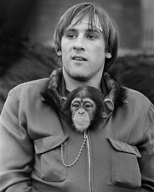 Жерар Депардье с маленьким шимпанзе