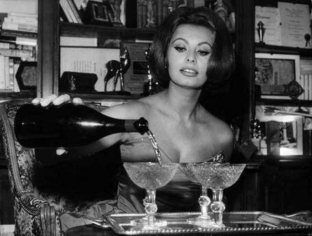Софи Лорен разливает шампанское 