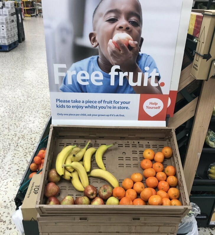 Стенд с бесплатными фруктами для детей, чтобы им было чем перекусить, пока вы делаете покупки