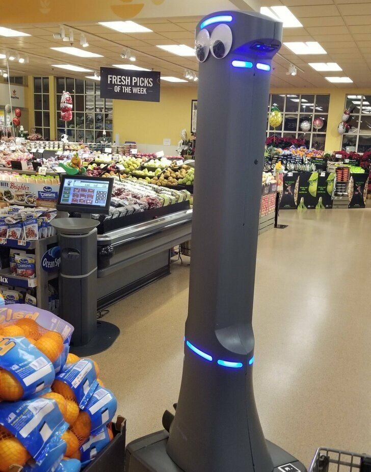 Робот, следящий за чистотой в магазине