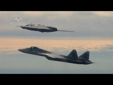 Истребитель Су-57 впервые поднялся в небо вместе с ударным беспилотником «Охотник» 