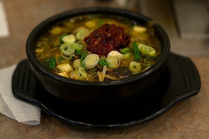 В Корее после пьянки употребляют блюдо под названием хэджангук, перевод которого означает «суп для лечения похмелья»