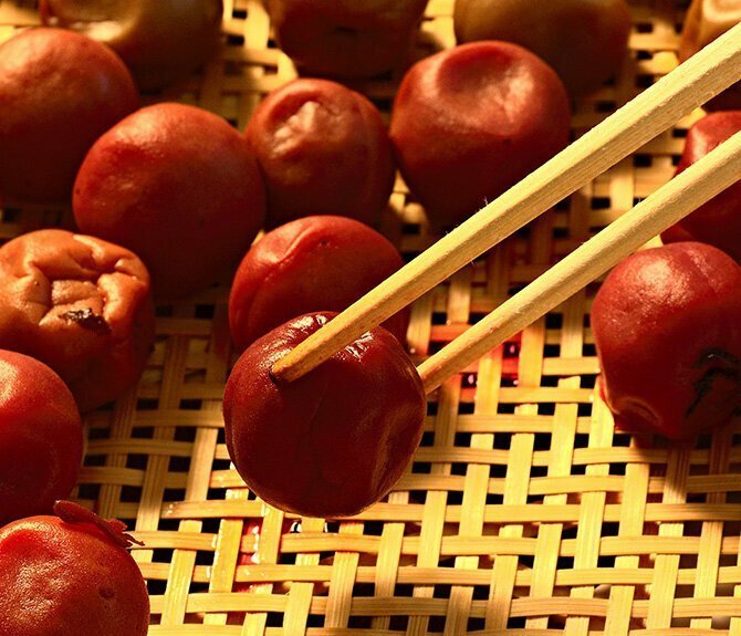 Японцы при похмелье употребляют умэбоси — солёные плоды абрикоса.