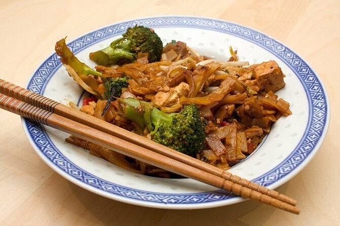 В Таиланде при похмелье употребляют «пьяную лапшу» — блюдо на основе рисовой лапши, тофу, овощей с огромным количеством чеснока и острого перца чили.