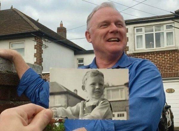 Мужчина воспроизводит фотографию 1963 года перед домом своего детства в Ирландии.