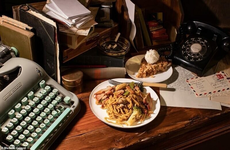 Писатель Джек Керуак работал сутками напролет, перекусывая в основном китайской едой, например, рагу чоу-мейн, и яблочными пирогами с мороженым.