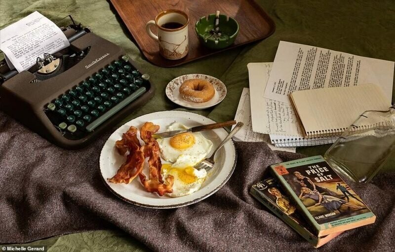 Яйца, бекон, пончик, чашка кофе плюс несколько сигарет – таким был идеальный завтрак писательницы Патриции Хайсмит.