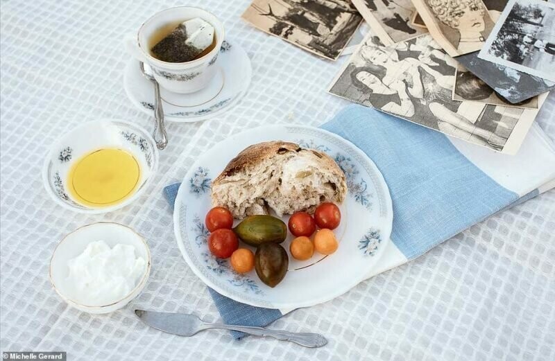 Немецкий художник Герхард Рихтер любил обедать в одиночестве ровно в час дня. В его меню — томаты, хлеб, йогурт и ложка оливкового масла.