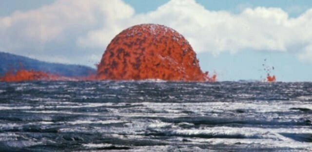 Этот лавовый пузырь был снят у побережья Гавайев 50 лет тому назад. Высота пузыря – почти 20 метров.