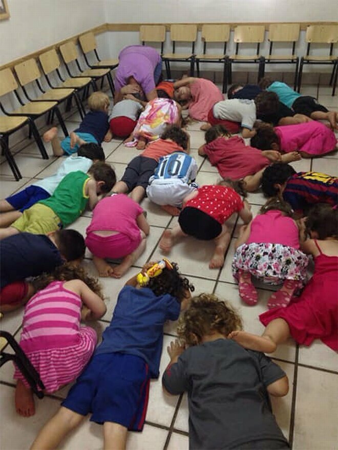 Дети в детском саде Ашдода во время, когда летят ракеты от представителей самой мирной религии в сторону Израиля.