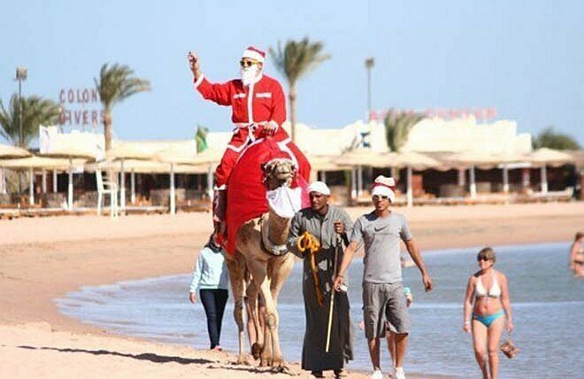 Израильский Дед Мороз верхом на верблюде