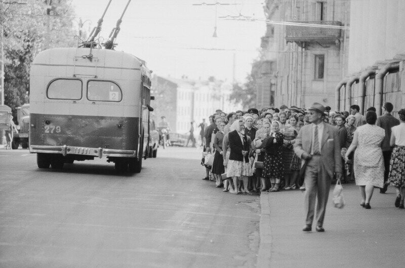 Очередь в ожидании троллейбуса на Манежной улице возле Александровского сада. Москва. Лето 1961 года.