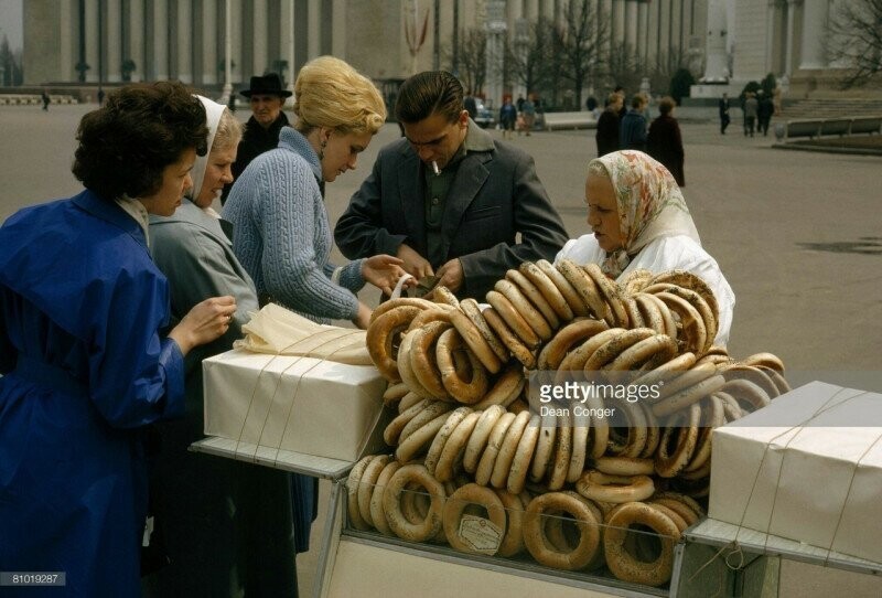 Лоток с бубликами в центре. Москва. Весна 1964 года.