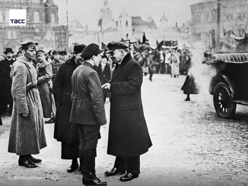 В.Ленин во время первомайской демонстрации на Красной площади в Москве. 1919 г.