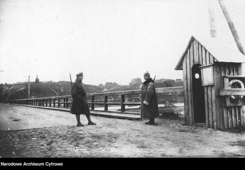 Русский и немецкий солдат на пограничном переходе перед Первой мировой войной. 1910 г.