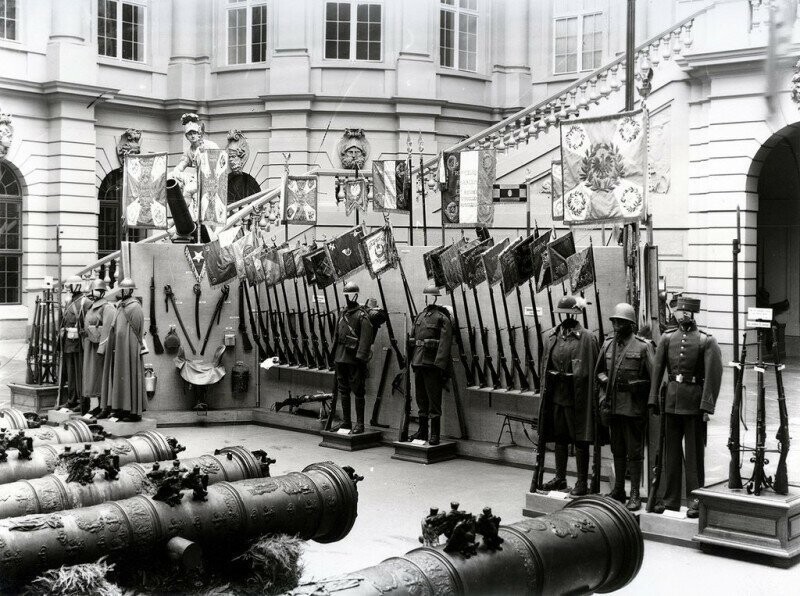 Захваченные французские полковые флаги, оружие и обмундирование, Берлин, 1940