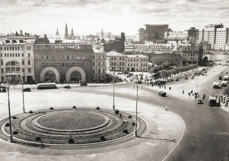 Площадь Дзержинского, ныне Лубянская, в Москве. 1948 г. Памятника ещё нет. Сейчас опять нет.