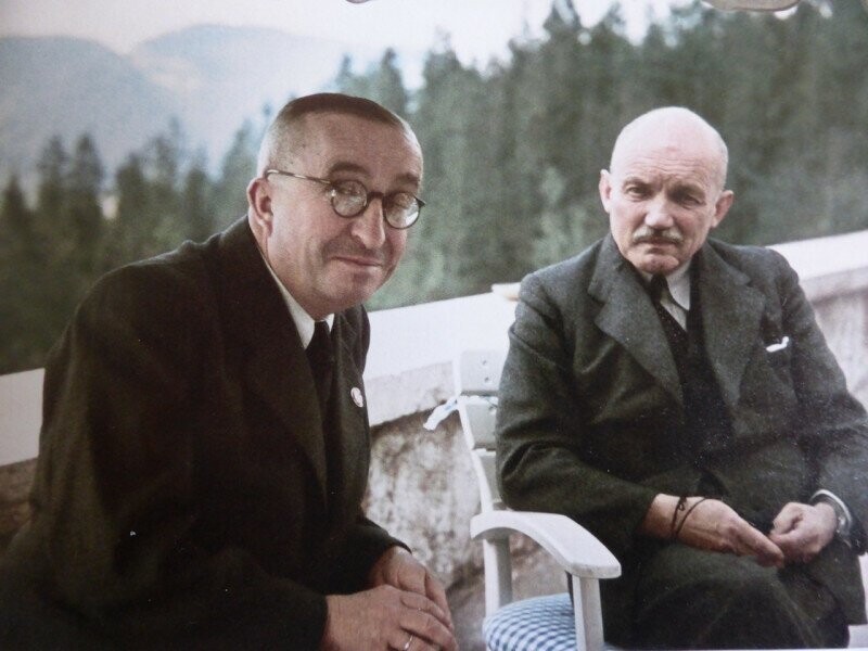 Немецкие авиаконструкторы Эрнст Хейнкель (1888 — 1958) и Клод Дорнье (1884 — 1969) в резиденции Гитлера «Бергхоф». Берхтесгаден, Германия, 1943 год.