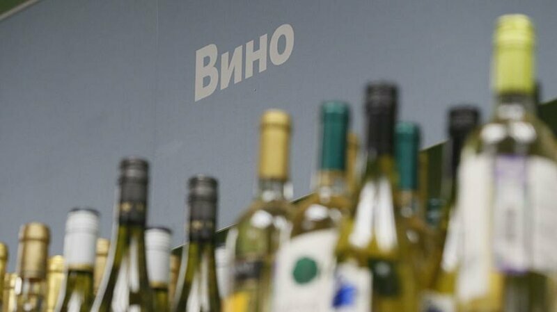 Путин подписал закон о повышении с 2020 года акцизов на вина