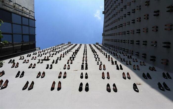 В некоторых регионах Турции принято выставлять обувь на улицу после смерти человека