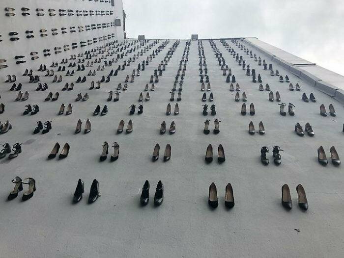 Мемориал представляет собой 440 пар женских туфель на каблуке, размещённые на стенах здания в Стамбуле