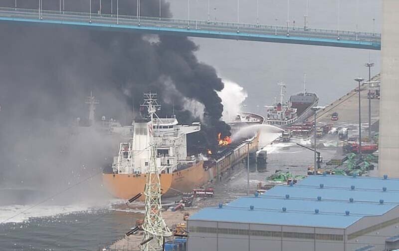 Невероятные кадры с огромным взрывом 25000-тонного нефтяного танкера в Южной Корее